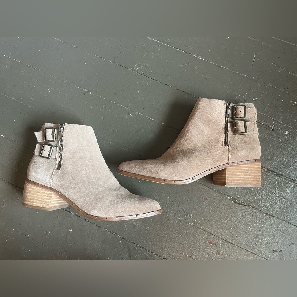 Bleecker & Bond Georgia tan suede ankle boots size 9.5